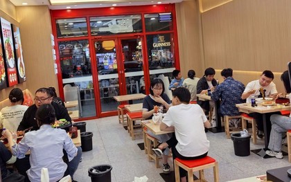 Ly nước hạt chia 20.000 đồng trong tiệm gà rán khiến cha mẹ Việt chia 2 "phe": Nghiêm khắc hay quá bảo thủ?