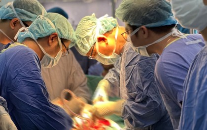 Bỏ qua dấu hiệu tiểu ra máu, đến viện người đàn ông phải cắt toàn bộ bàng quang