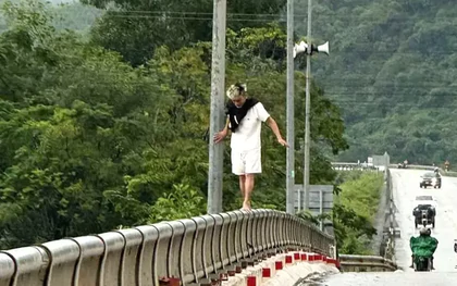 Đại úy công an kịp thời cứu nam thanh niên khỏi tình huống nguy hiểm trên cầu