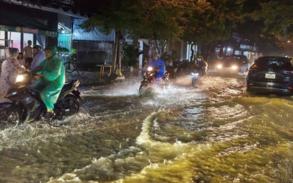 Mưa lớn ở Đà Nẵng gây ngập cục bộ một số tuyến đường, nhiều người bì bõm dắt xe