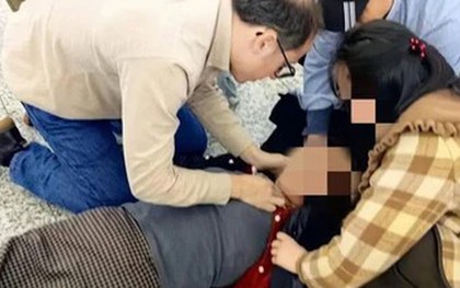 Người phụ nữ 30 tuổi tử vong sau khi xuống máy bay, bác sĩ cảnh báo "chớ ngồi kiểu này"