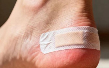 Bé gái sốt 39,3 độ C suốt 2 ngày, nhập viện mới phát hiện thủ phạm là 1 miếng băng cá nhân