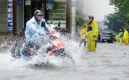 Toàn cảnh Hà Nội sau đêm mưa lớn kéo dài: Đường ngập, giao thông ùn ứ, lực lượng thoát nước được bố trí ứng trực