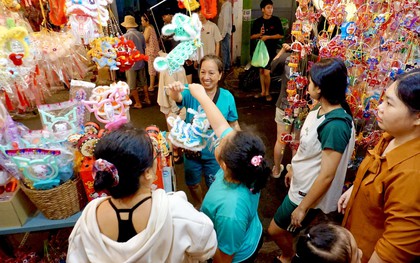 Cận Trung thu, tiểu thương phố lồng đèn ở TP.HCM vẫn 'ngóng' khách mua