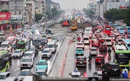 Hà Nội mưa lớn giờ tan tầm, các cầu qua sông Hồng tắc nghẹt