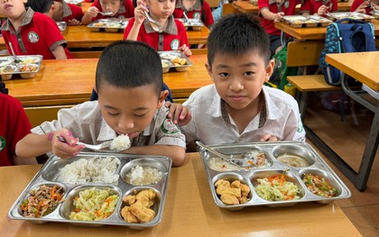 Bữa ăn của hơn 2.000 học sinh sau vụ gà, tôm có mùi bất thường