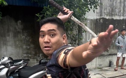 Đang ngồi uống nước, người đàn ông bị nhóm côn đồ xông vào chém