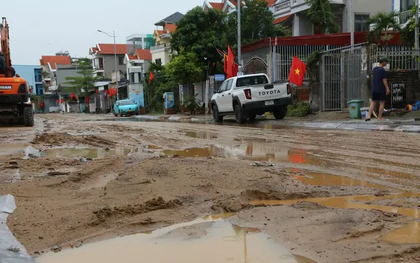 CLIP: 'Bão bùn' từ trên đồi đổ xuống, phủ kín gần 1km đường phố ở Quảng Ninh