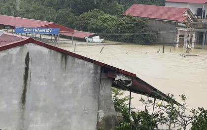Mưa lớn, nước sông dâng 'nhấn chìm' chợ, ngập nửa nhà dân ở Thanh Hoá