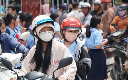 Mang cơm tới trường cho con sau vụ phát hiện "cánh gà chiên còn sống" trong suất ăn