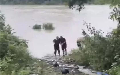 Nghe tiếng kêu cứu, chủ quán cà phê phóng xe 500m đón đầu dòng lũ cứu người