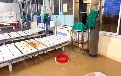 Trung tâm y tế Hoàng Mai ngập sâu trong nước