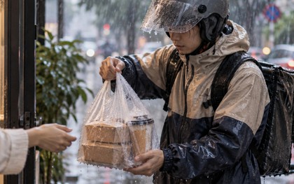 Thực phẩm bị nước mưa ngấm vào có ăn được không? Bác sĩ chỉ rõ thứ nên bỏ ngay