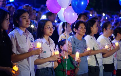 Những giọt nước mắt trong đêm thắp nến tưởng niệm nạn nhân Covid-19 tại Công viên Lý Thái Tổ