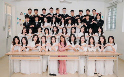 Lớp học có thủ khoa D01 toàn quốc, 32 em điểm SAT từ 1.500, 30 em IELTS từ 8.0