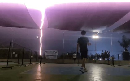 Sét đánh cạnh sân pickleball, người chơi hoảng sợ