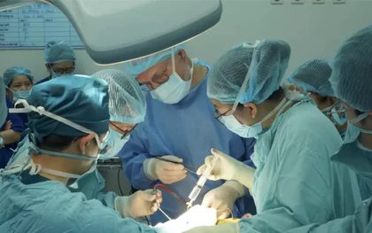 Lần đầu tiên ở Việt Nam cấy điện cực để phục hồi chức năng nghe cho 2 trẻ điếc bẩm sinh