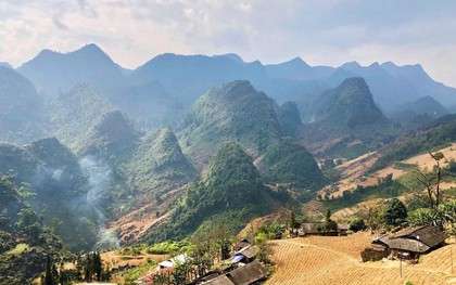 Phát hiện 1 chủ tịch xã đi dép lê, lội bùn, tự lái xe cà tàng tới nhà dân: Ngôi nhà 200 tuổi nằm giữa vùng núi đá, được xem như "bảo tàng sống"