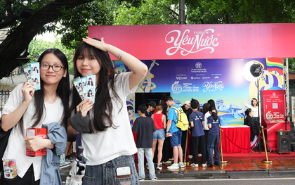 Người trẻ đến Văn Miếu “xin vía” học hành, công việc: Booth Fandom Yêu Nước có gì mà đông khách?