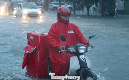 Mưa lớn ở Nghệ An: Phố biến thành ‘sông’, ô tô, xe máy chết máy hàng loạt