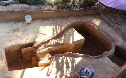 Đào hố trồng cây, người dân Việt Nam phát hiện vật lạ dài 3m màu đỏ lạ, chuyên gia xác nhận báu vật 2.000 năm tuổi hiếm có