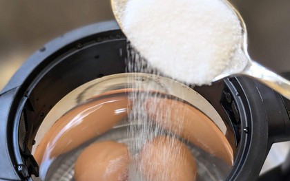 Nên luộc trứng bằng nước lạnh hay nước sôi? 5 đầu bếp chuyên nghiệp cùng khuyên 1 điều