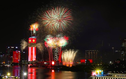 Pháo hoa rực sáng trên bầu trời mừng Quốc khánh 2/9