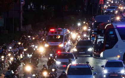 Cảnh tượng trên đường phố lúc này thay cho thông báo: Hết lễ, mai đi làm!