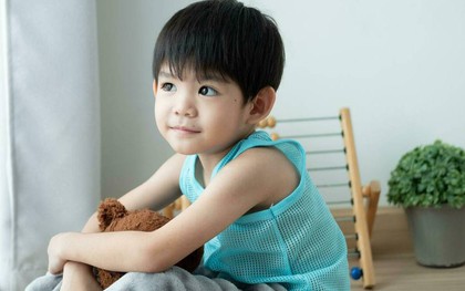 Vì sao có những đứa trẻ trông chẳng giống bố cũng chẳng giống mẹ? Di truyền học giải thích thế này!