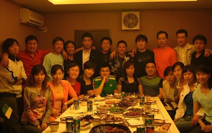 Họp lớp hết gần 35 triệu đồng, người giàu trong lớp tranh nhau thanh toán, bạn học đang làm ở nhà hàng đứng ra nói đúng 7 chữ