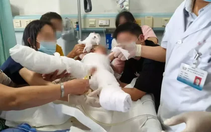 Bố mẹ để con 1 mình trong phòng tắm, bé gái 2 tuổi bị nước nóng 70°C dội vào người suốt gần 2 phút