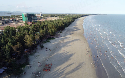 Đây là bãi biển dài nhất Việt Nam, vừa xuất hiện quần thể đặc biệt rộng hơn 20 ha: 17km Cong hình vành khuyên, nằm ở địa đầu vùng Đông Bắc, được ví như "nàng thơ ngủ quên"