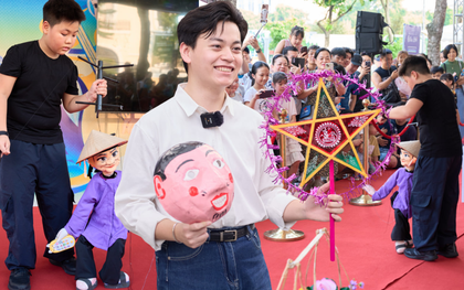 Múa rối cạn xuất hiện tại Fandom Yêu Nước: Khi nghệ thuật truyền thống “gặp” người trẻ giữa Hồ Gươm