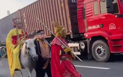 Xác minh clip nhóm người hóa trang "thầy trò Đường Tăng" cưỡi ngựa, đi bộ giữa làn ô tô ở TP.HCM