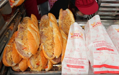 Vì sao ổ bánh mì, tô hủ tiếu, đĩa cơm tấm có giá 100.000 đồng ở TP.HCM?