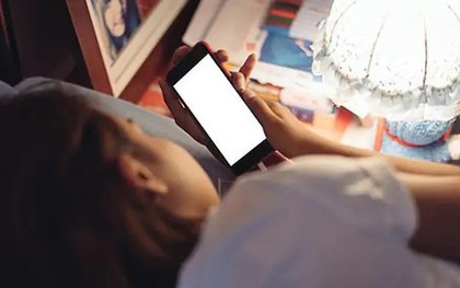Thường xuyên dùng điện thoại trước giờ ngủ? Đây là 5 hậu quả mà ai cũng nên biết
