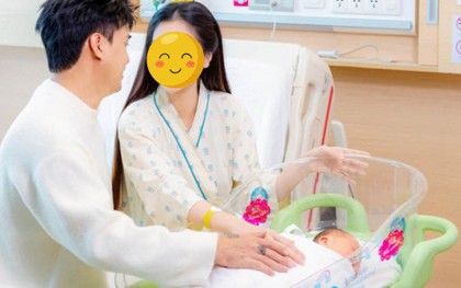 Cặp đôi ca sĩ Vbiz - hot girl kém 17 tuổi vừa đón nhóc tỳ tại bệnh viện quốc tế vào hôm nay!