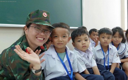 Hành trình “Trăng Sáng Muôn Nơi” tại Tây Giang: Khi màu áo lính thắp sáng vầng trăng trẻ thơ