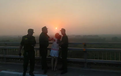 Kịp thời ngăn cản người phụ nữ bế theo cháu bé có ý định tự tử tại cầu Nhật Tân
