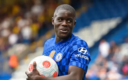 Cựu cầu thủ Chelsea đang đi ăn thì bị tát vào mặt