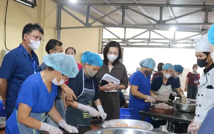 Đoàn kiểm tra liên ngành chỉ ra loạt sai phạm trong bếp ăn bán trú "thịt như tóp mỡ"