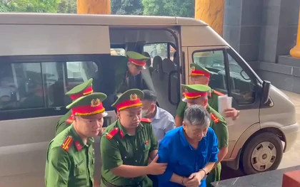 Cảnh sát dẫn giải đồng phạm của cựu Bộ trưởng Nguyễn Thị Kim Tiến đến tòa
