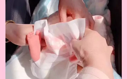 Mẹ hoảng hốt khi phát hiện tã của con gái mới sinh có vệt máu: Vội đưa con đến viện nhưng bác sĩ nói không cần điều trị