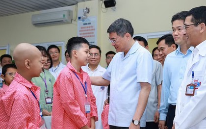 Thủ tướng Lê Minh Hưng thăm hỏi, tặng quà bệnh nhi tại Bệnh viện K