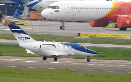Một máy bay thương gia “tí hon” dài 13 mét, chỉ chở được 6 người nhưng tốc độ 800 km/h vừa hạ cánh tại Tân Sơn Nhất
