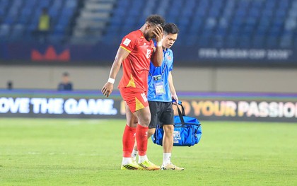 Xuân Son ôm đầu vì chấn thương gây lo lắng