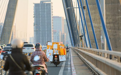 Hình ảnh cầu Nhật Tân sau khi tháo loạt biển báo khoảng cách vừa lắp