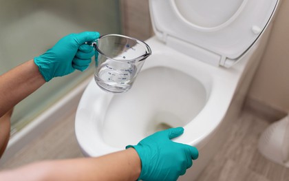 Vì sao nhiều người đổ giấm vào bồn cầu? Điều xảy ra sau 30 phút khiến nhiều người bất ngờ