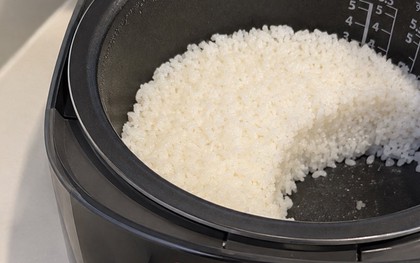 Tranh cãi về quy tắc xới cơm