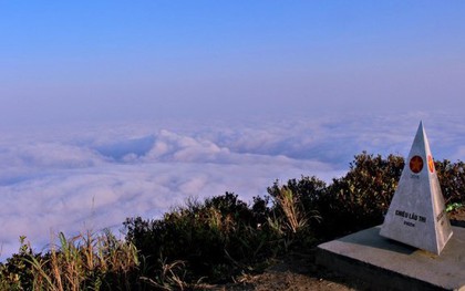 Việt Nam có đỉnh 'chín tầng thang' săn mây cao 2.400m: khí hậu mát mẻ quanh năm, rộng 200ha, sắp thành 'mỏ vàng' mới với vốn đầu tư 450 tỷ đồng